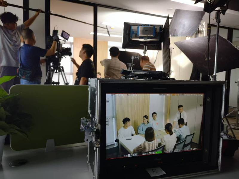 镇平县TVC拍摄公司：科技产品视觉化大师，诠释未来感与功能美学